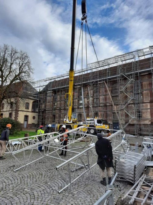 INSTALLATION DE L'ÉCHAFAUDAGE "PARAPLUIE" SUR L'AILE SUD DE L'ABBAYE